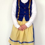 Karin Inga klädd i svensk folkdräkt