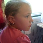 En trött Anna på tåget