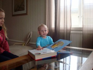 Hugo läser bok